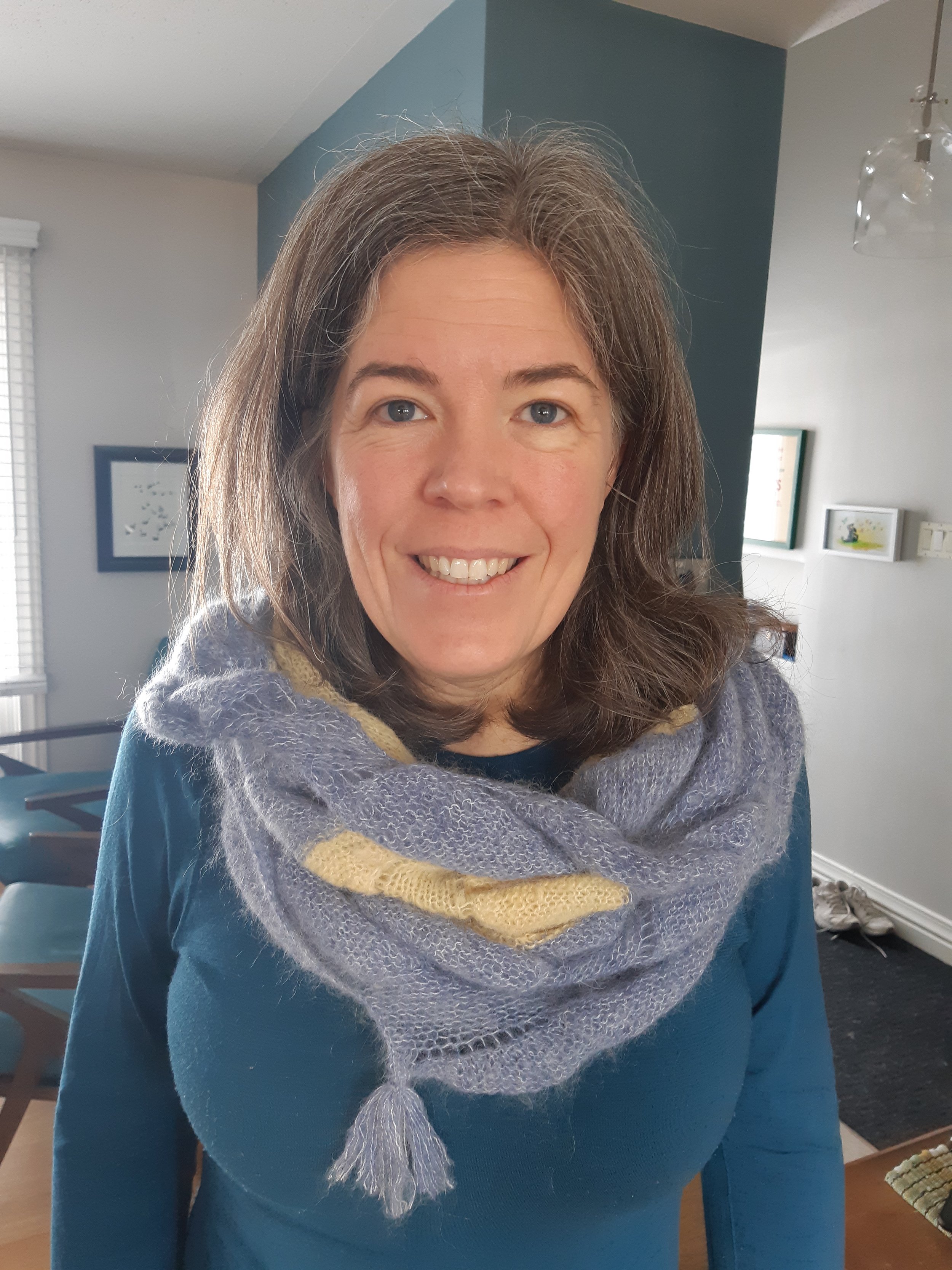 portrait de genevieve carr, femme au cheveux gris qui est membre du conseil d'administration d'un organisme accompagnant les familles ayant adoptés.