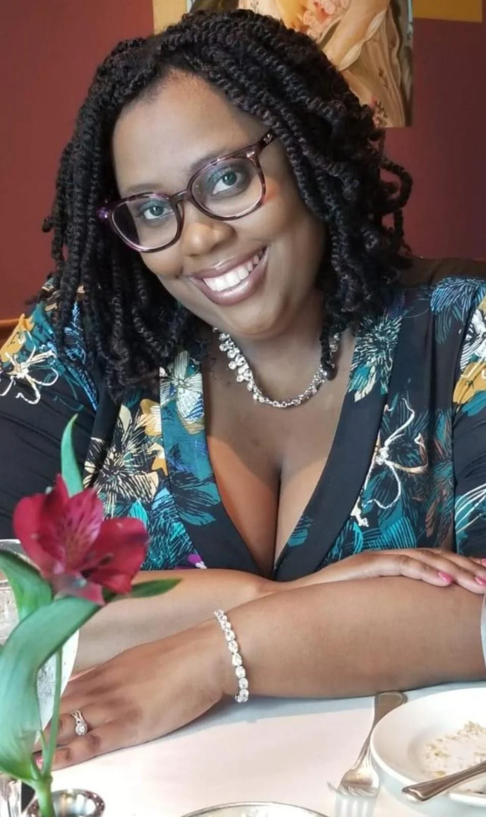 portrait de Simone Cornelissen, femme avec cheveux tressé et lunettes noires.