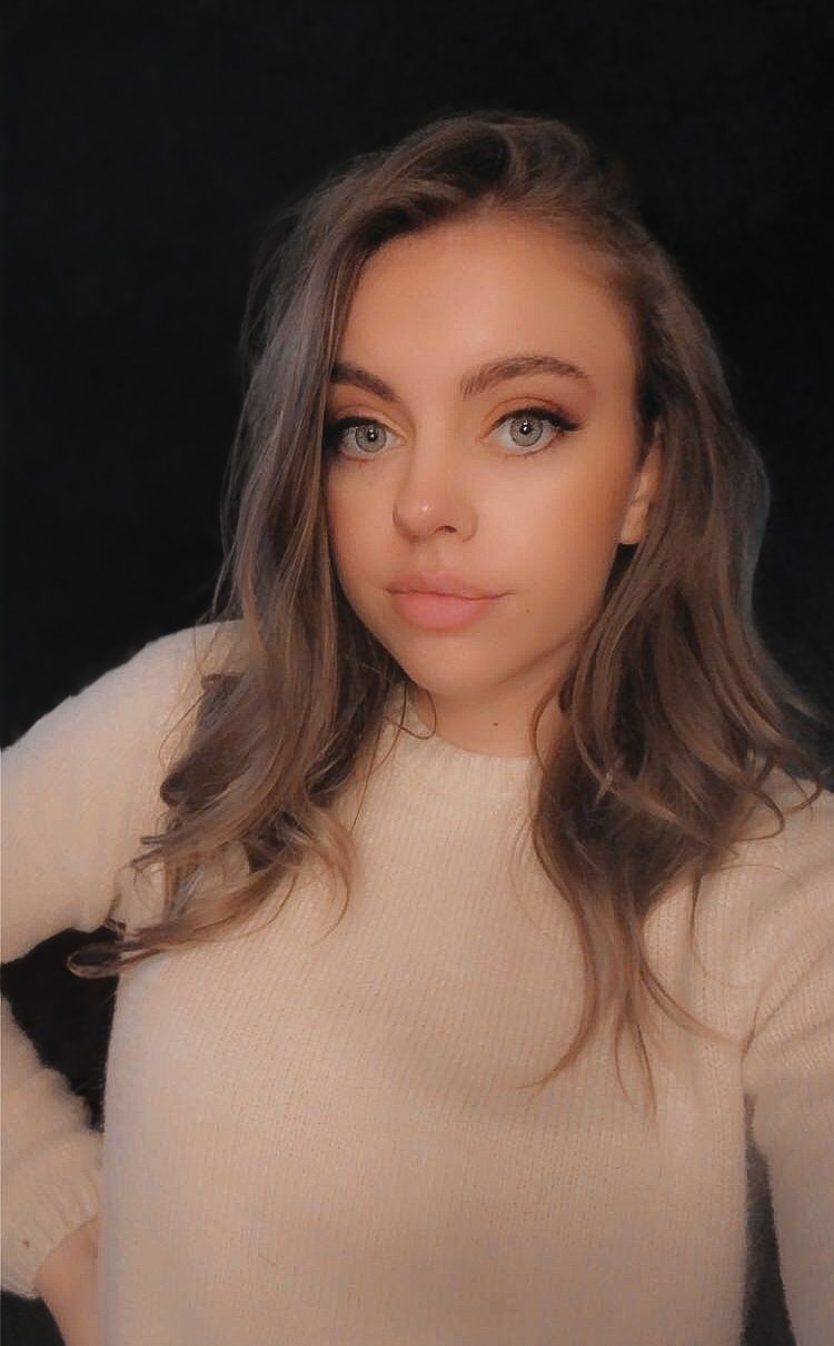 une jeune femme avec des cheveux blond ondulé