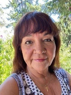 Portrait de Kim, travailleuse sociale qui accompagne les enfants adoptés