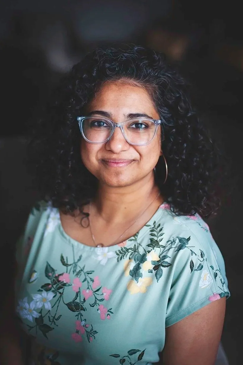femme avec cheveux bouclés qui travaille pour un organisme de mise en relation entre familles adoptives