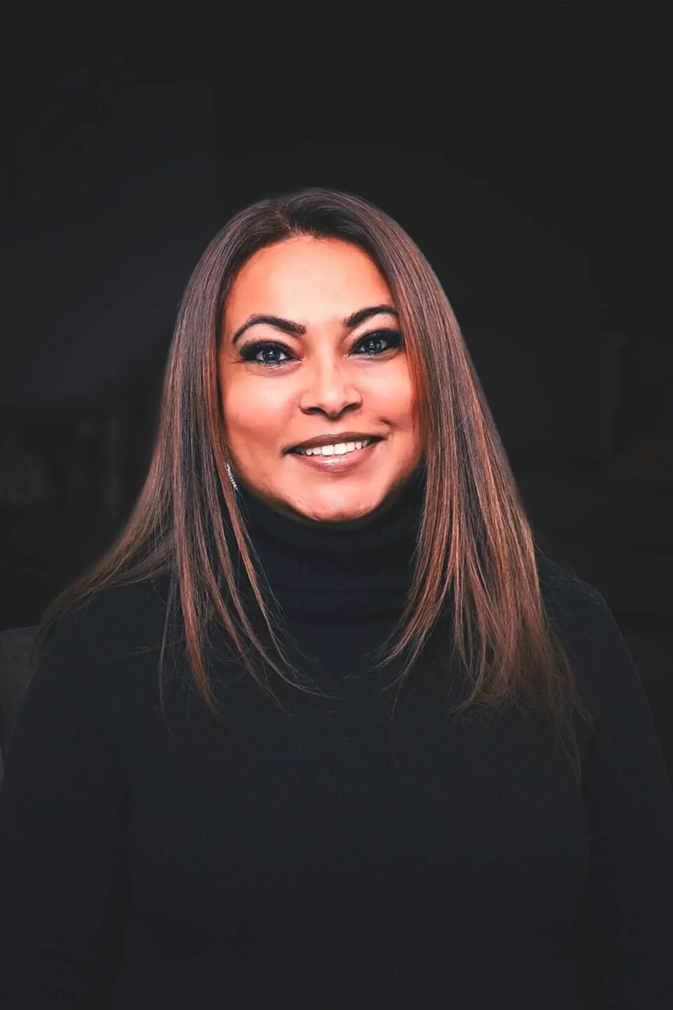 portrait de Niluka Johnson , feme brune souriante, Intervenante en soutien par les pairs (Région Ouest) pour connexions entrelacees,organisme de soutien au familles concernées par l'adoption