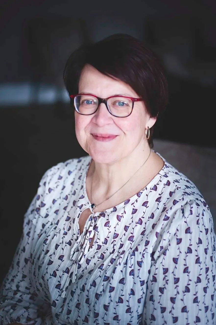 portrait de Tracy Moisan, femme brune avec lunette, directrice des opérations pour connexions entrelacées, organisme d'accompagnement des familles en processus d'adoption