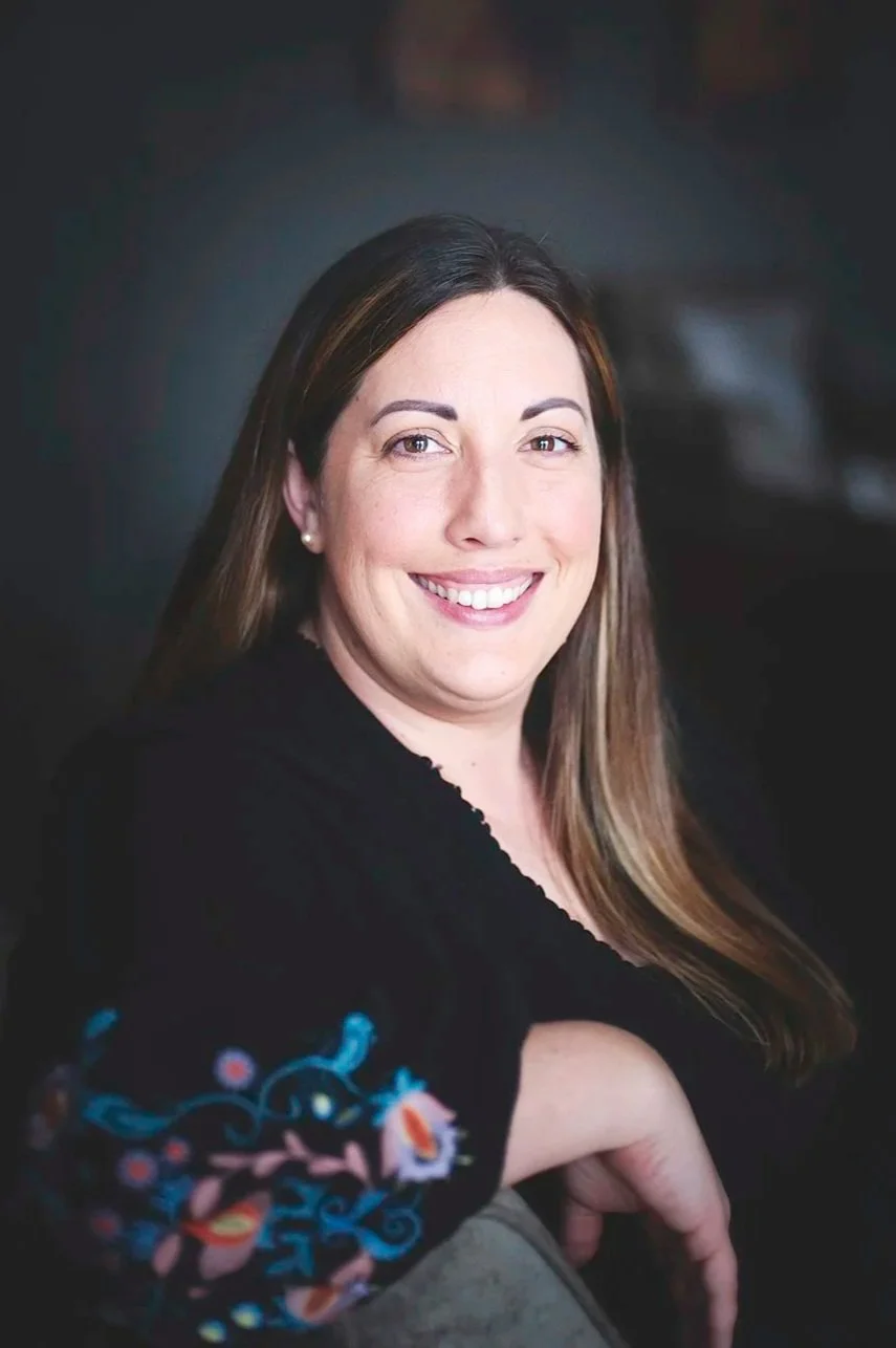 Portrait de Courtney Brown, Responsable, Programmes de soutien aux familles. Femme brune qui sourit dans un jardin