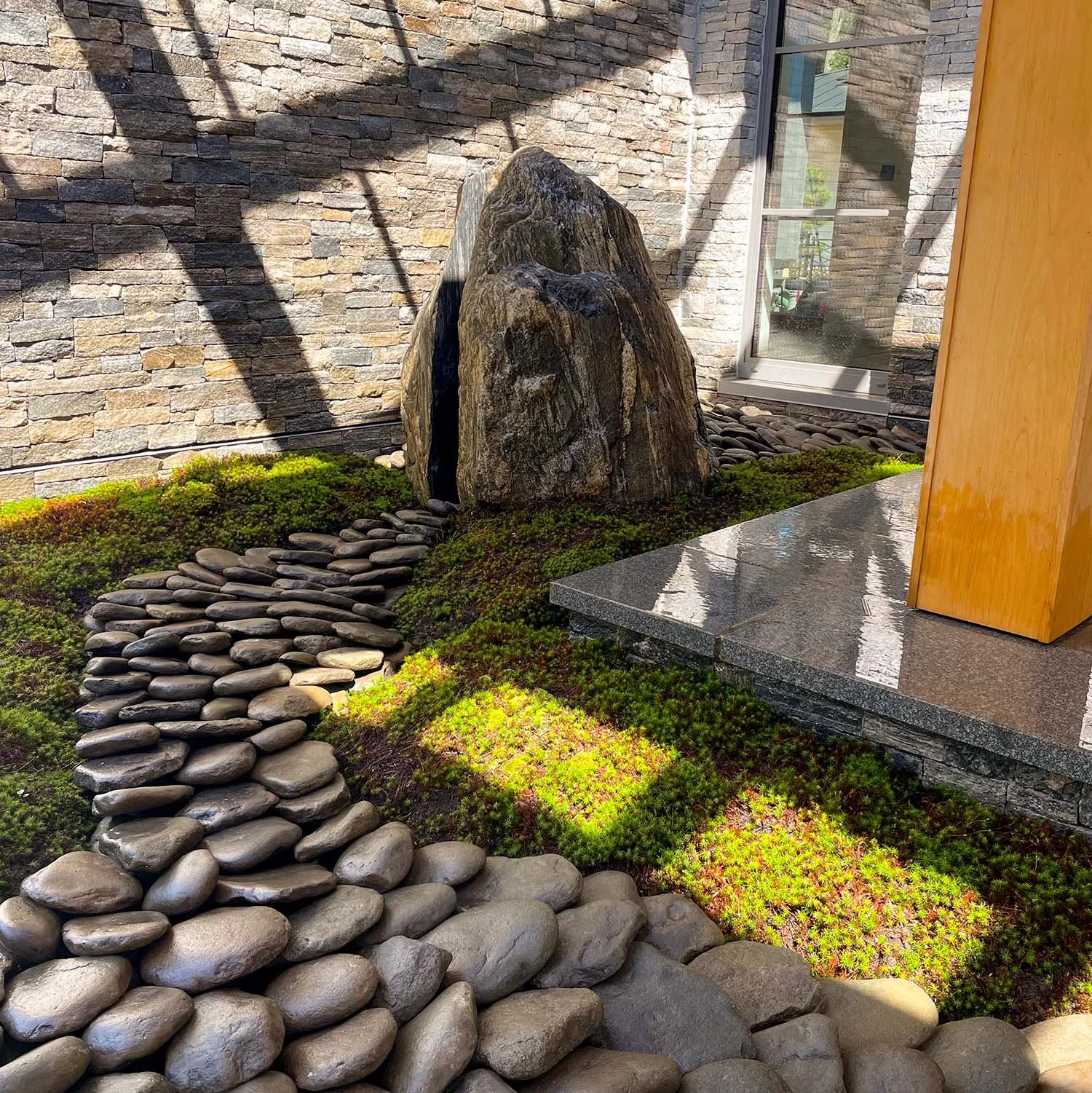Modern Sculptural Courtyard Garden With Cut Boulder and Dry Stream