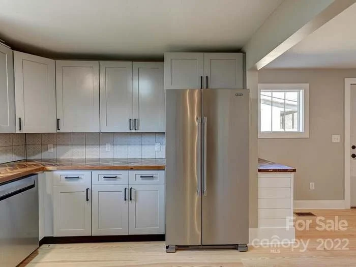 Kitchen and dinning area to the right 