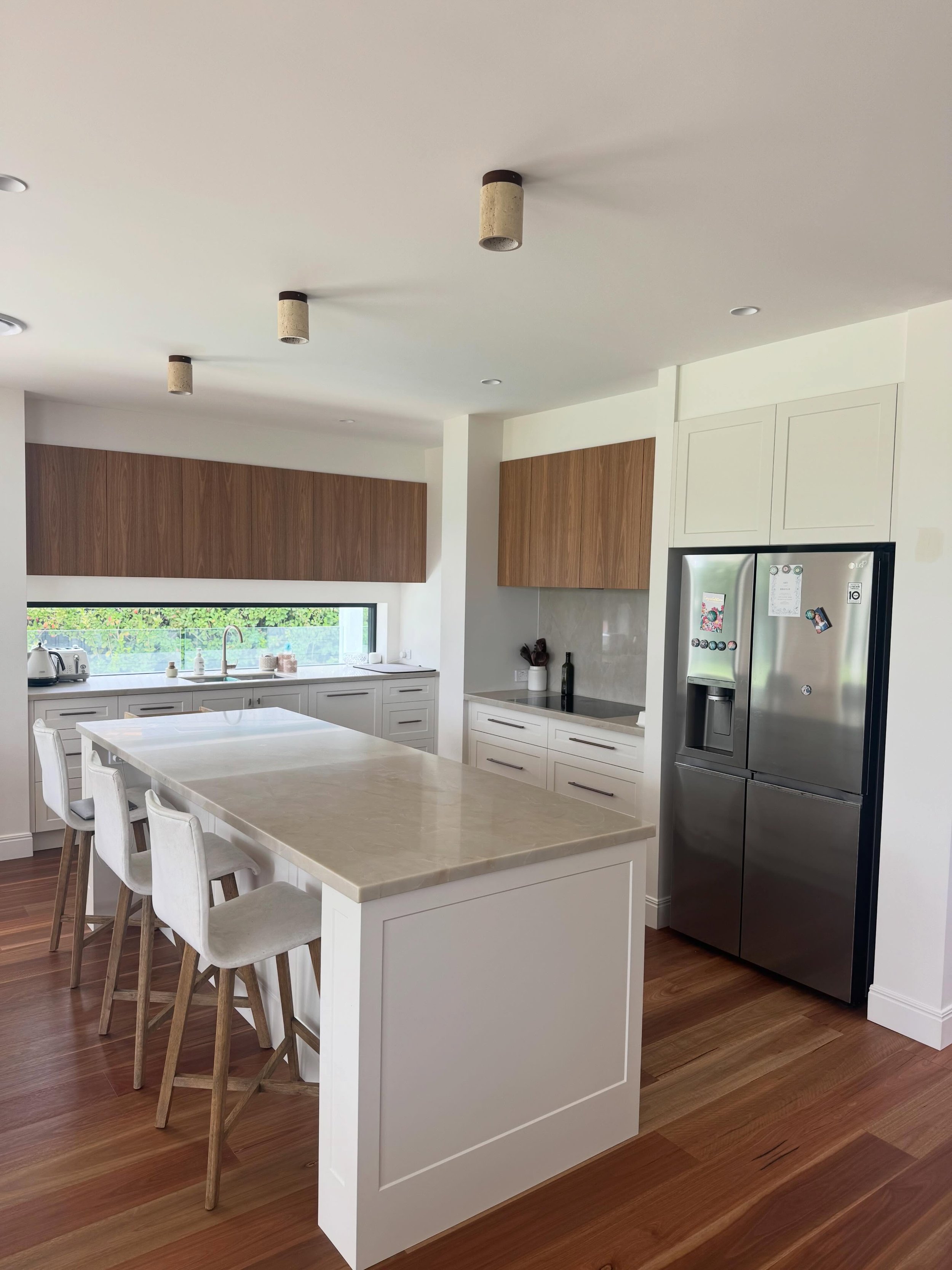 2 pac shaker kitchen featuring spotted gum timber veneer overheads 🤝

Designed and built by Imagine Cabinetry.
