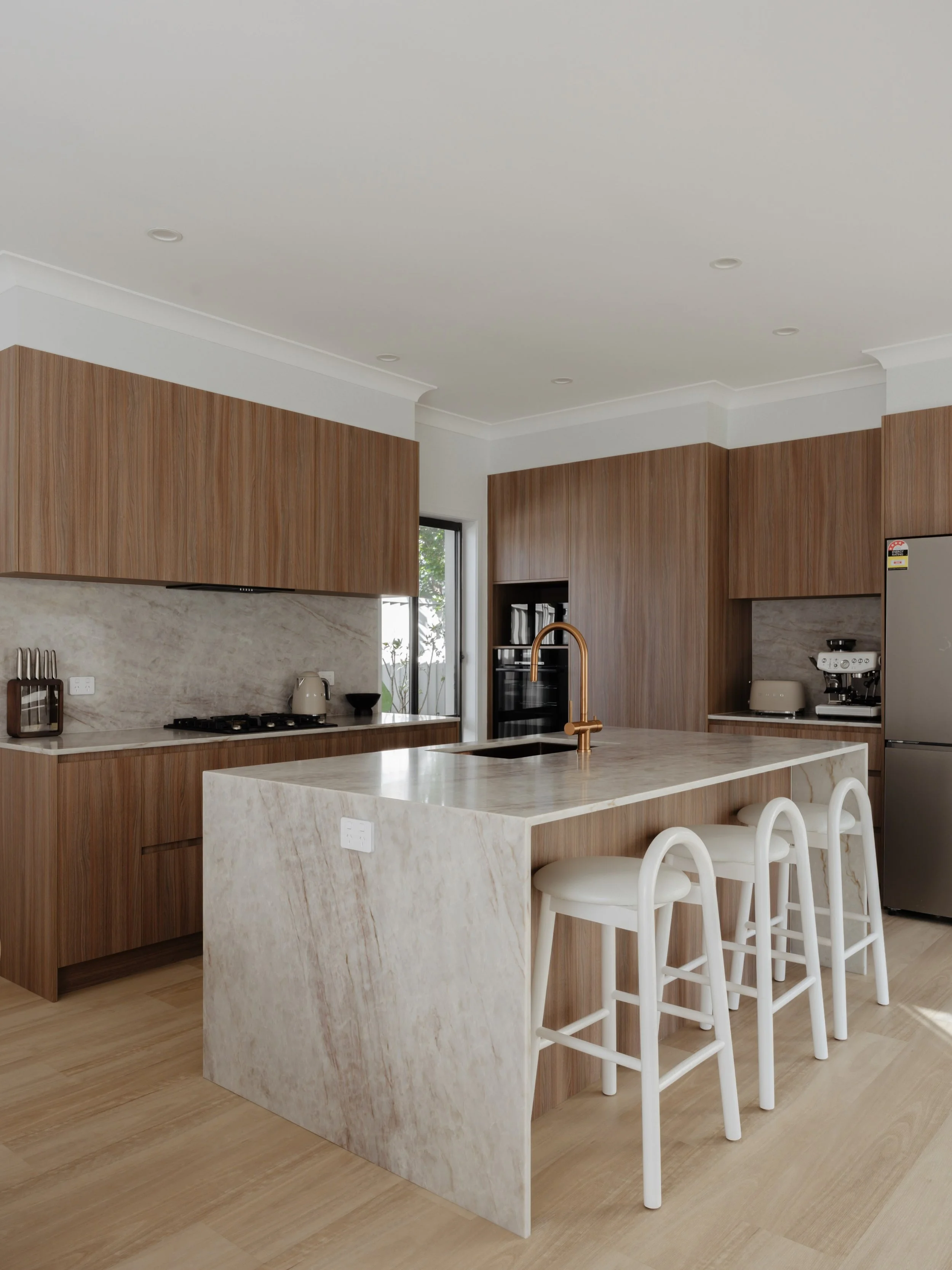 A closer look at this one. Loving the warm tones with the white contrast 🫶

Sink &amp; tapware ~ Brushed Copper @abiinteriors 
Cabinetry colour ~ Danish Walnut @laminexau 
Stone ~ Tahj Mahal Classic @banksbenchtops 

📷 @darky.studios