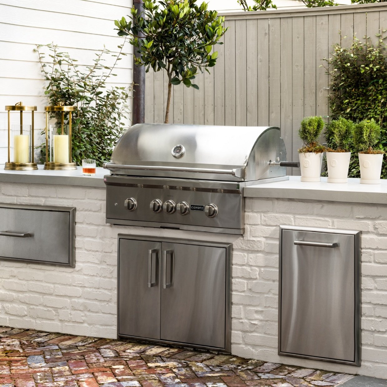 This outdoor kitchen installation at our River Oaks project is holiday weekend ready!!! Even the grill looks better dressed up with evergreen topiaries. Someone bring more ice! 🧊🇺🇸 #houcharddesign @houcharddesign