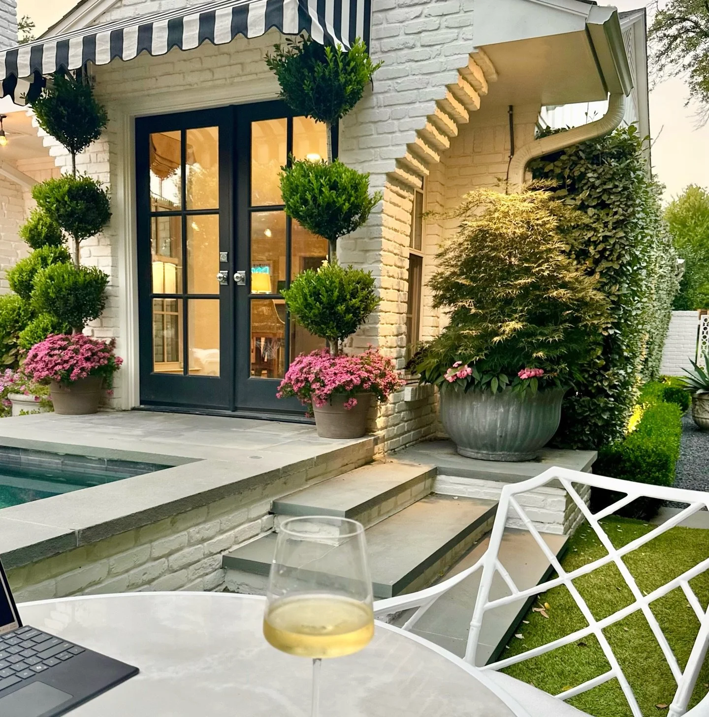 Working into the evening, poolside at #houchardcountryclub with a glass &hellip; because, you know, Thursday! 😉🍷💻