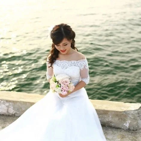 Reno bride in a white wedding dress holding a bouquet near Lake Tahoe.