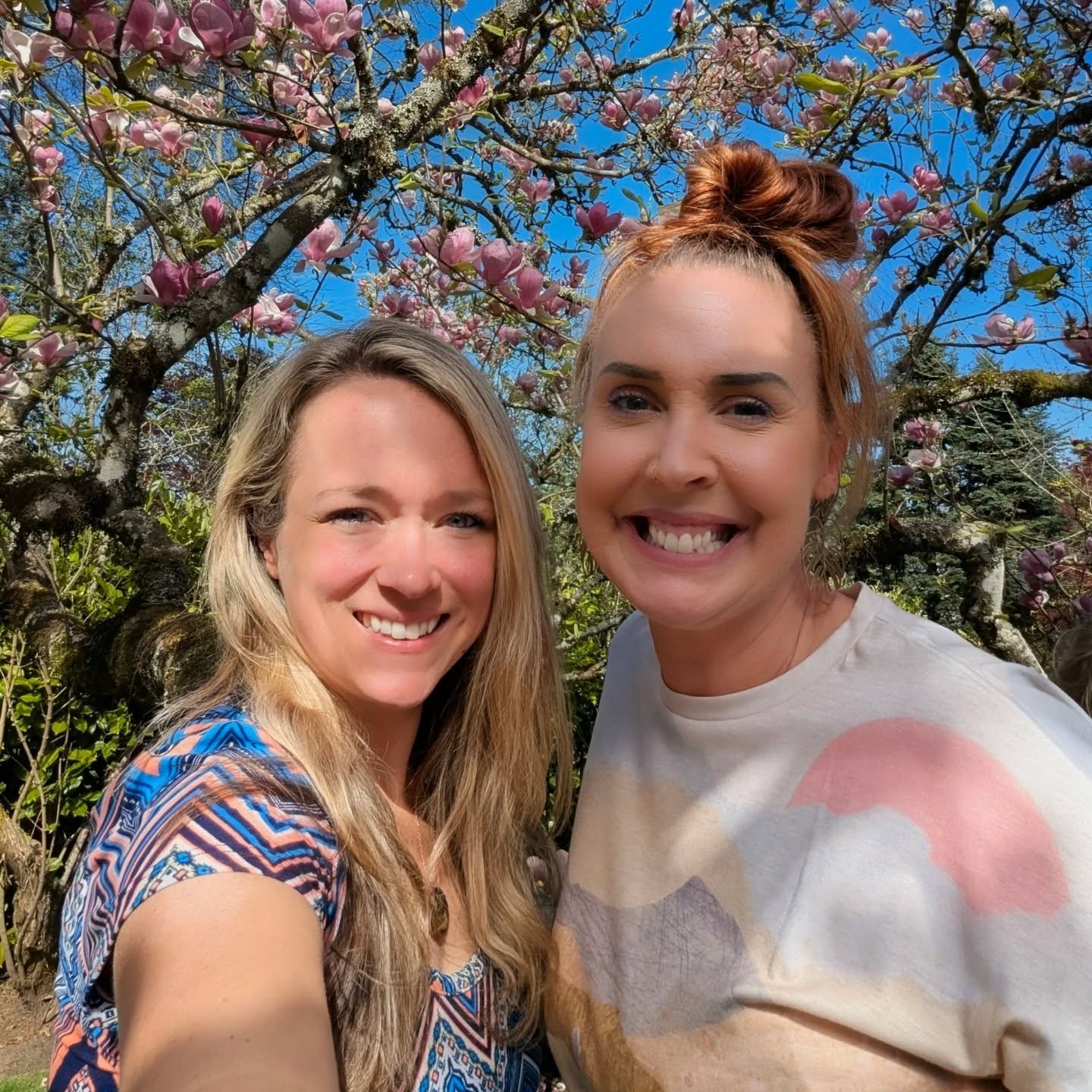 Soaking in the sun and enjoying some family time ❤️ And ya know....just stealing some cuttings and blooms from Mar Mar's absolutely gorgeous magnolia tree! ABP..always be propagating 😂 Emily is testing out drying some in silica 🤞 

Feel free to sha