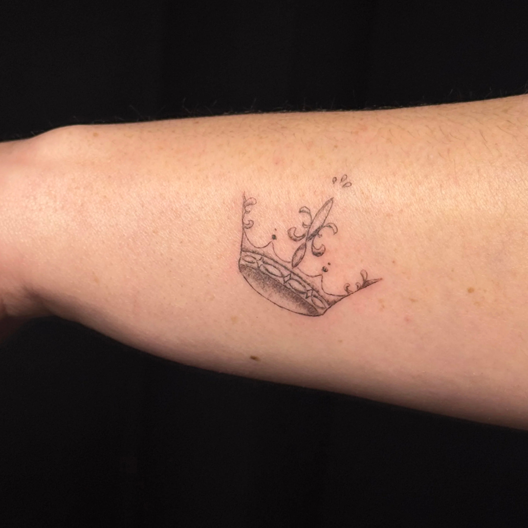 Fine Line Crown Tattoo.png