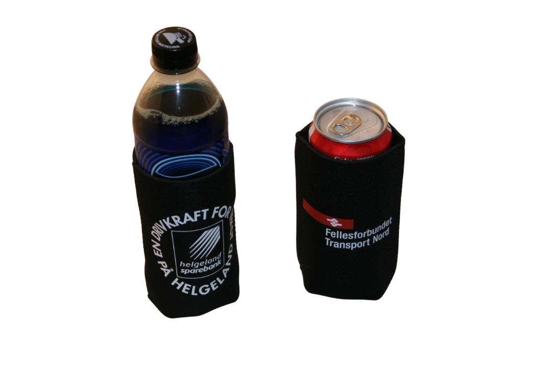 To drikkeflasker, den ene med vann og den andre med brus, begge i svart neoprenholder.