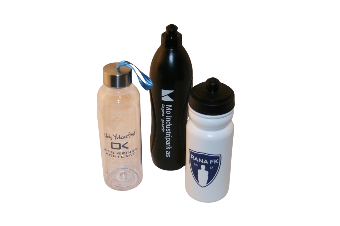 Tre vannflasker, en gjennomsiktig med tekst, en svart med logo, og en hvit med logo