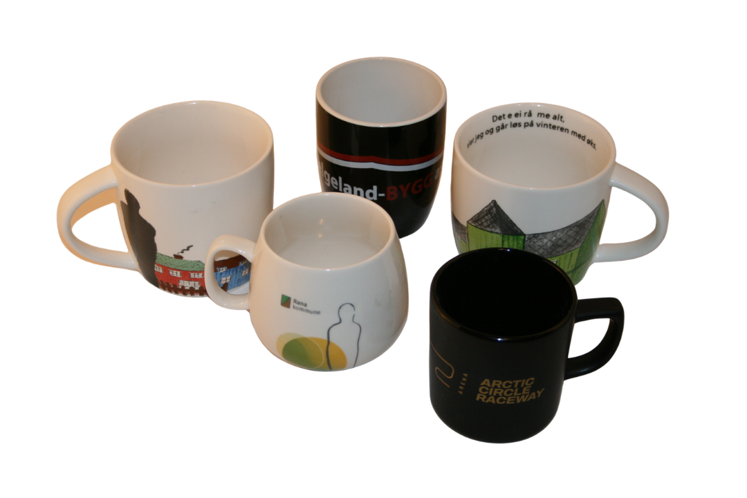 Fem kaffekrus med ulike bilder og tekster, noen med logoer og design, plassert på en hvit overflate.