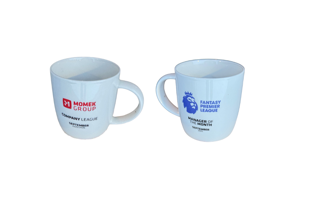 To hvite krus med logoer for MOMEK GROUP og FANTASY PREMIER LEAGUE, og tekst om september.