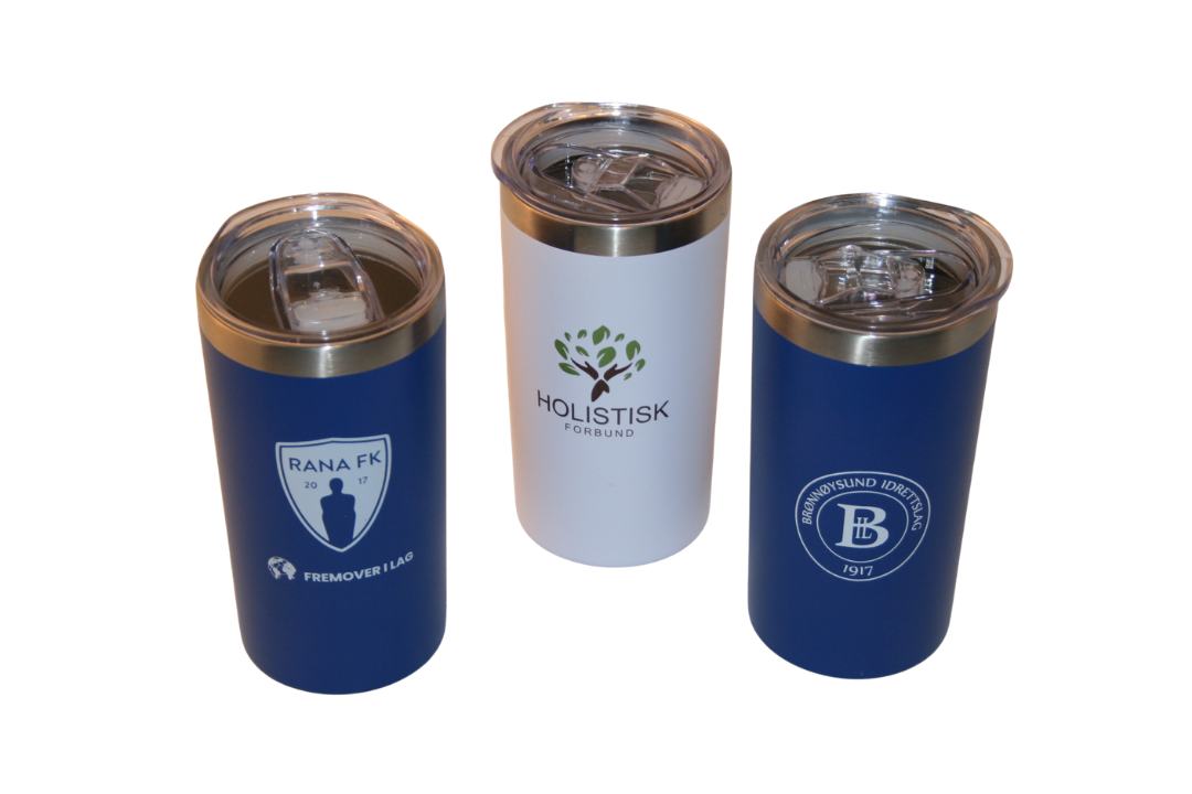 Tre termoskrus med forskjellige logoer, plassert på en hvit bakgrunn.
