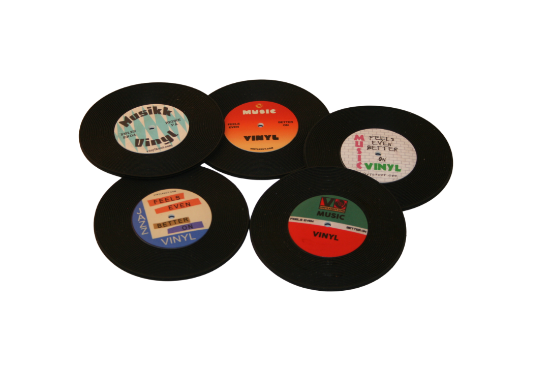 Fem vinylplater med ulike etiketter lagret på en hvit bakgrunn.