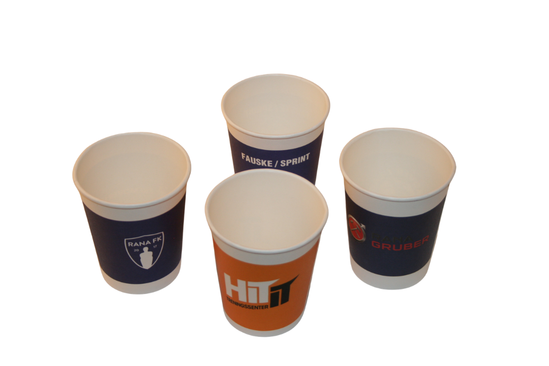 Fire tomme kopper med logos for ulike fotballklubber og organisasjoner, plassert på en hvit bakgrunn.