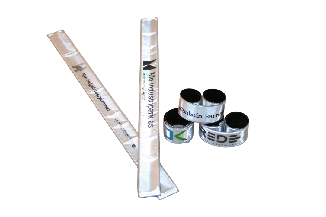 Fire reflekser og fire klistremerker