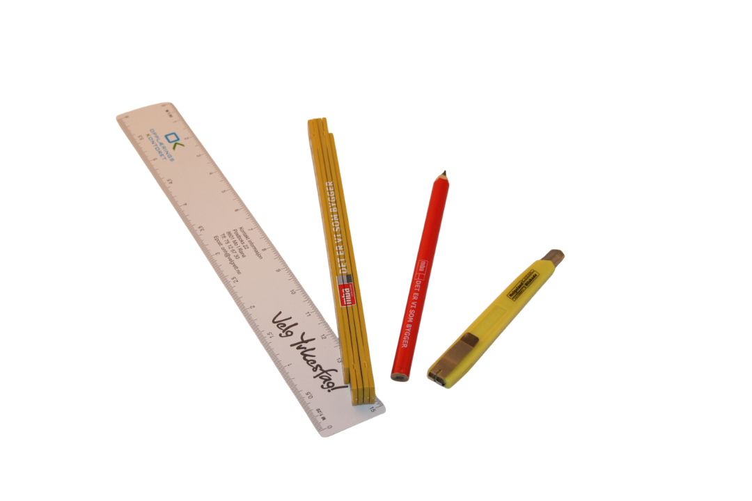 Rektal, blyant, skrivesaker, en datastift, og en linjal på hvit bakgrunn.