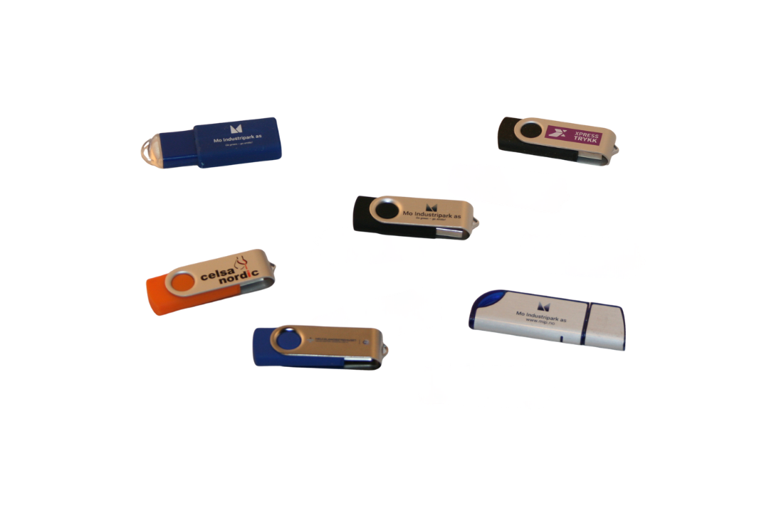 Ulike USB-minnepenner med forskjellige farger og merker