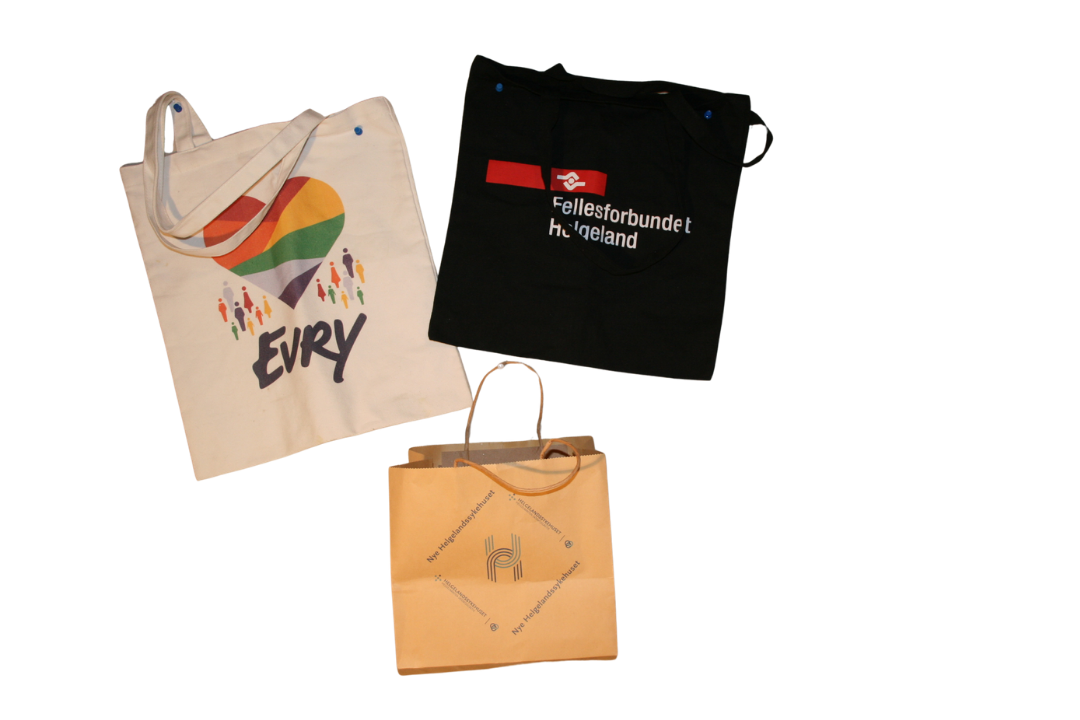 Tre ulike bæreposer med logoer og tekst på, plassert mot en hvit bakgrunn.