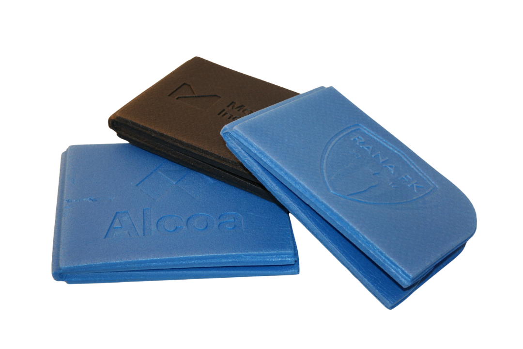 Fire sitteunderlag med ulike merker på en hvit bakgrunn.