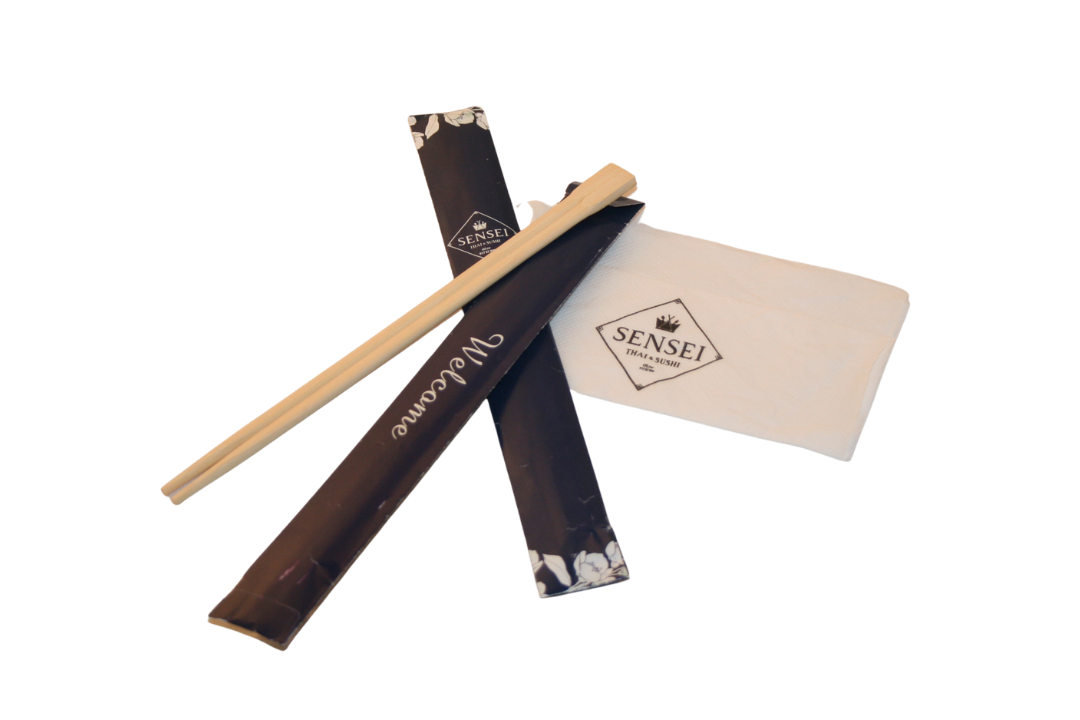 Sushistav med spisepinner og en tørkepåse med logoen 'Sensei' og 'Velkommen'.