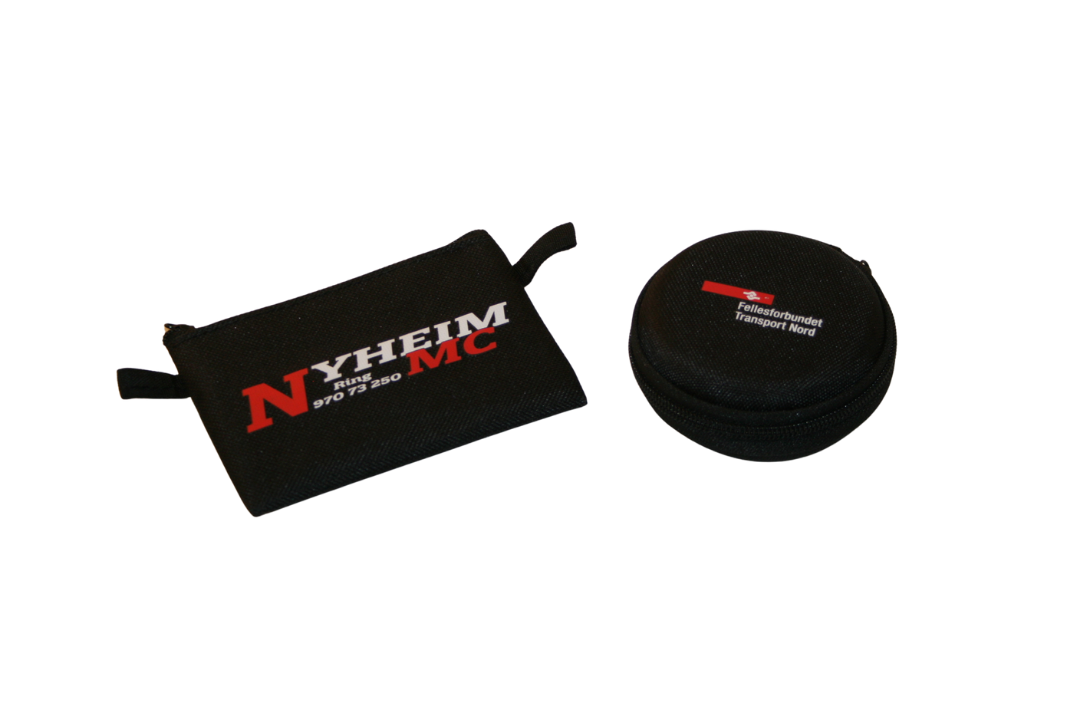 To sorte etuier med logoer på, en rektangulær og en rund, plassert på en hvit bakgrunn.