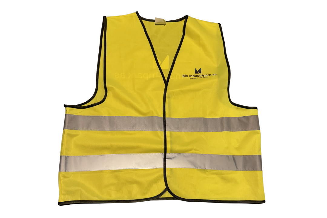 En gul refleksvest med svarte kanter og to reflekterende streker. Logo og tekst på venstre bryst, som sier 'Mo Industripark as'.