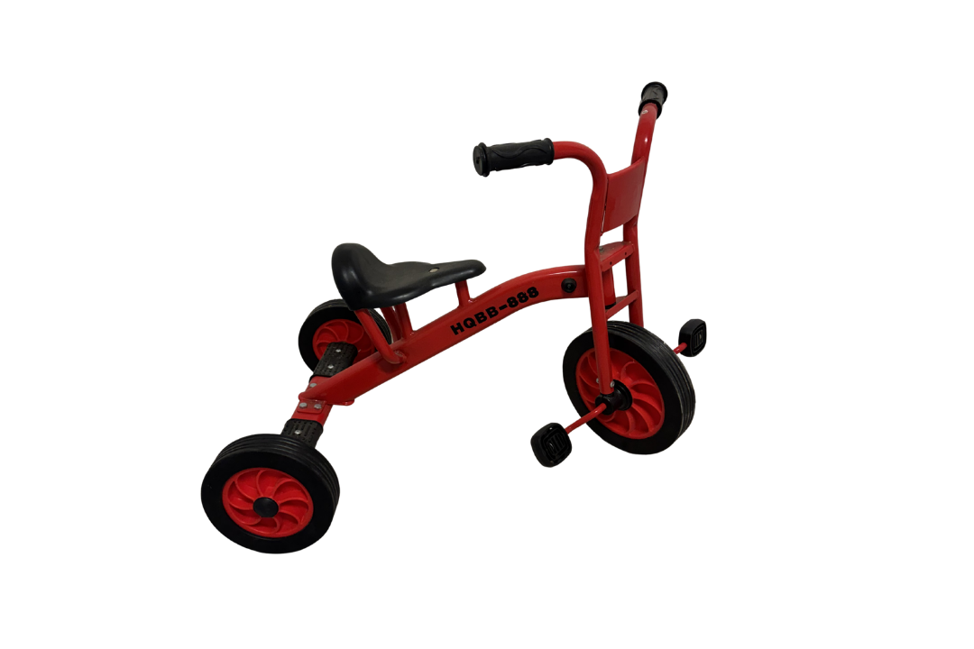 Liten, rød trehjulssykkel for barn med svart sete og styre, og svarte håndtak og hjul.