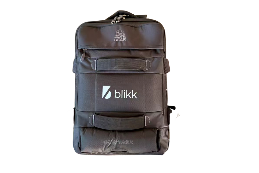 En svart ryggsekk med logoer for Granite Gear, blikk og Cross Trek 2. 