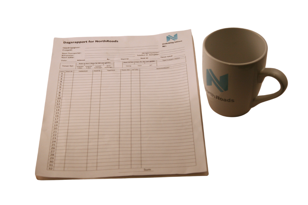 En dagrapport for NorthRoads, en kopp med NorthRoads-logo på, begge plassert på hvit bakgrunn.