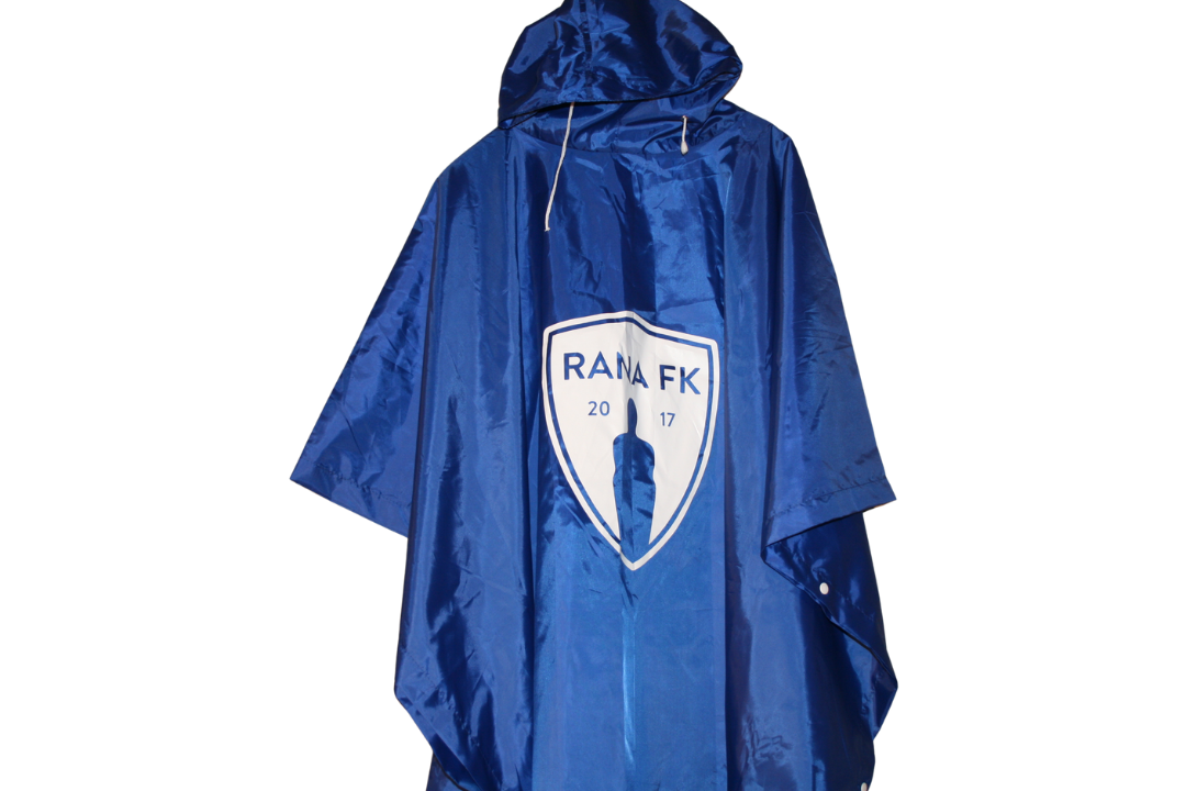 Blå regnponi med logo for Rana FK laget i 2017.