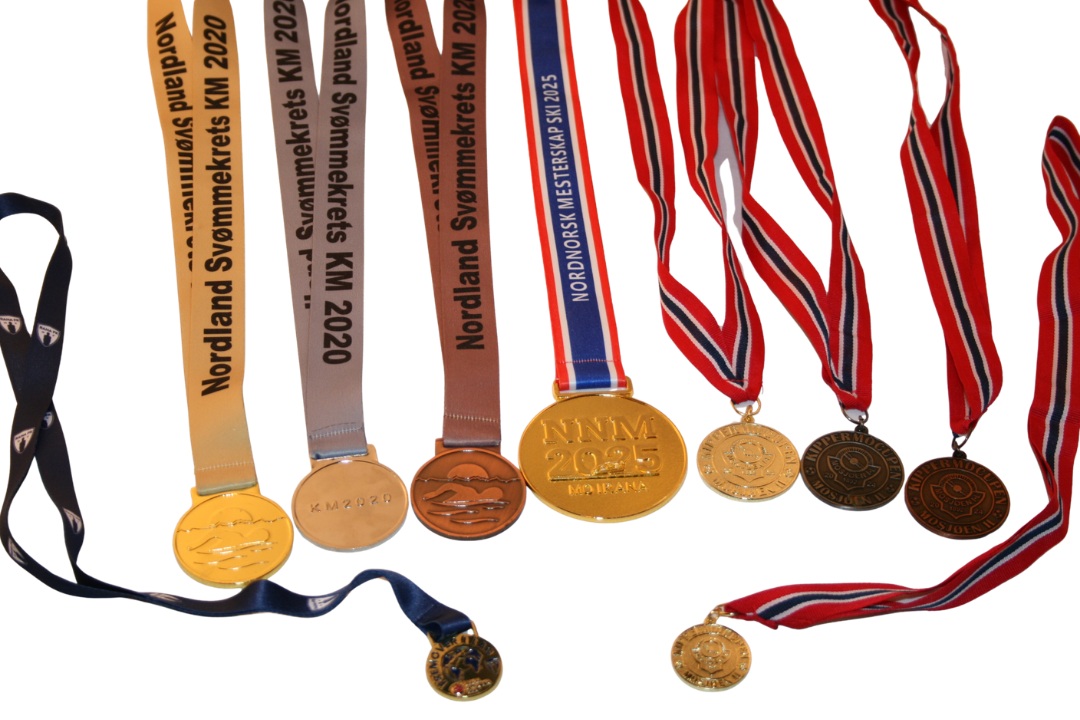 Sju medaljer fra svømmekonkurranser, noen med tekst som 'Nordland Svømmekret's KM 2020' og 'NNM 2025', diverse med retriestriper og designbestykker.