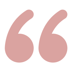 Gros caractères roses formant une citation ou un symbole de guillemets