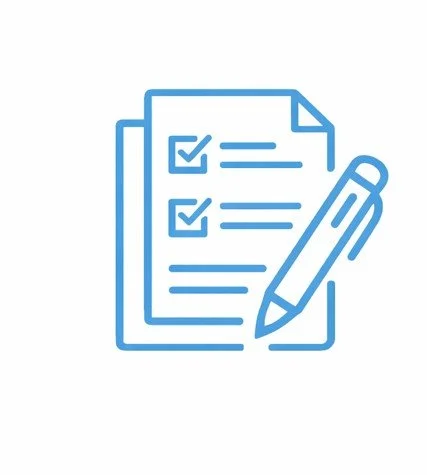 İki sıralı kontrol listesi ve kalem ile yazılan kağıtlar.