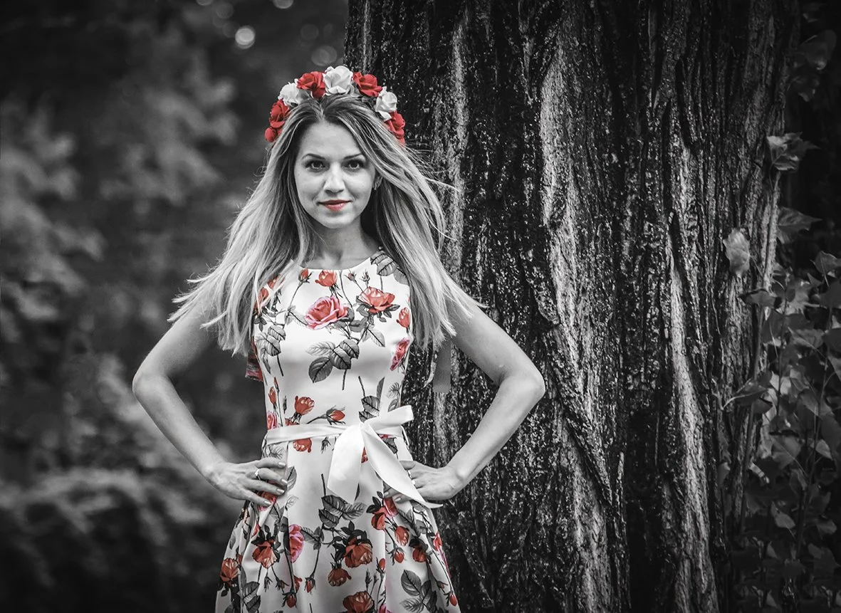 Professionelles Porträt einer jungen Frau in traditioneller slowakischer Tracht, aufgenommen in Bayern, ideal für deutsch-slowakische Hochzeiten.