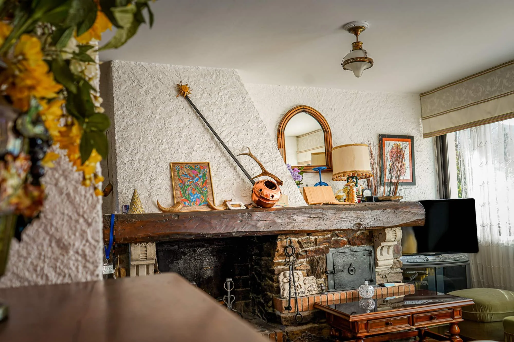 Photographie d’intérieur rustique avec cheminée en pierre réalisée pour la communication digitale d’une entreprise à Montpellier.