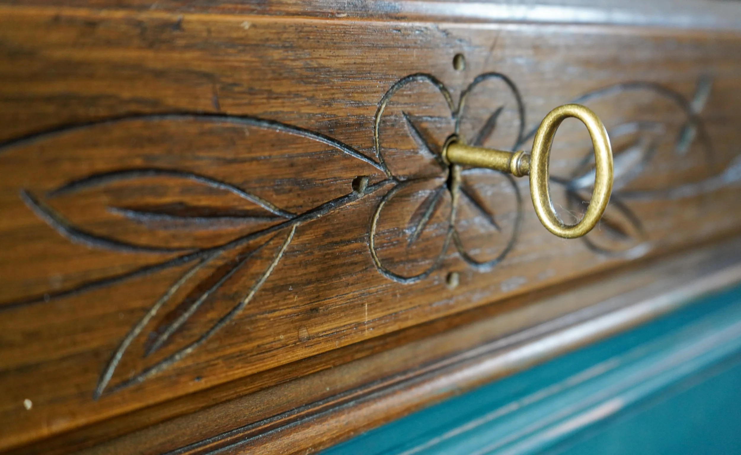 Détail d’un meuble ancien photographié pour révéler l’ambiance et l’identité d’un logement destiné à la location Airbnb.