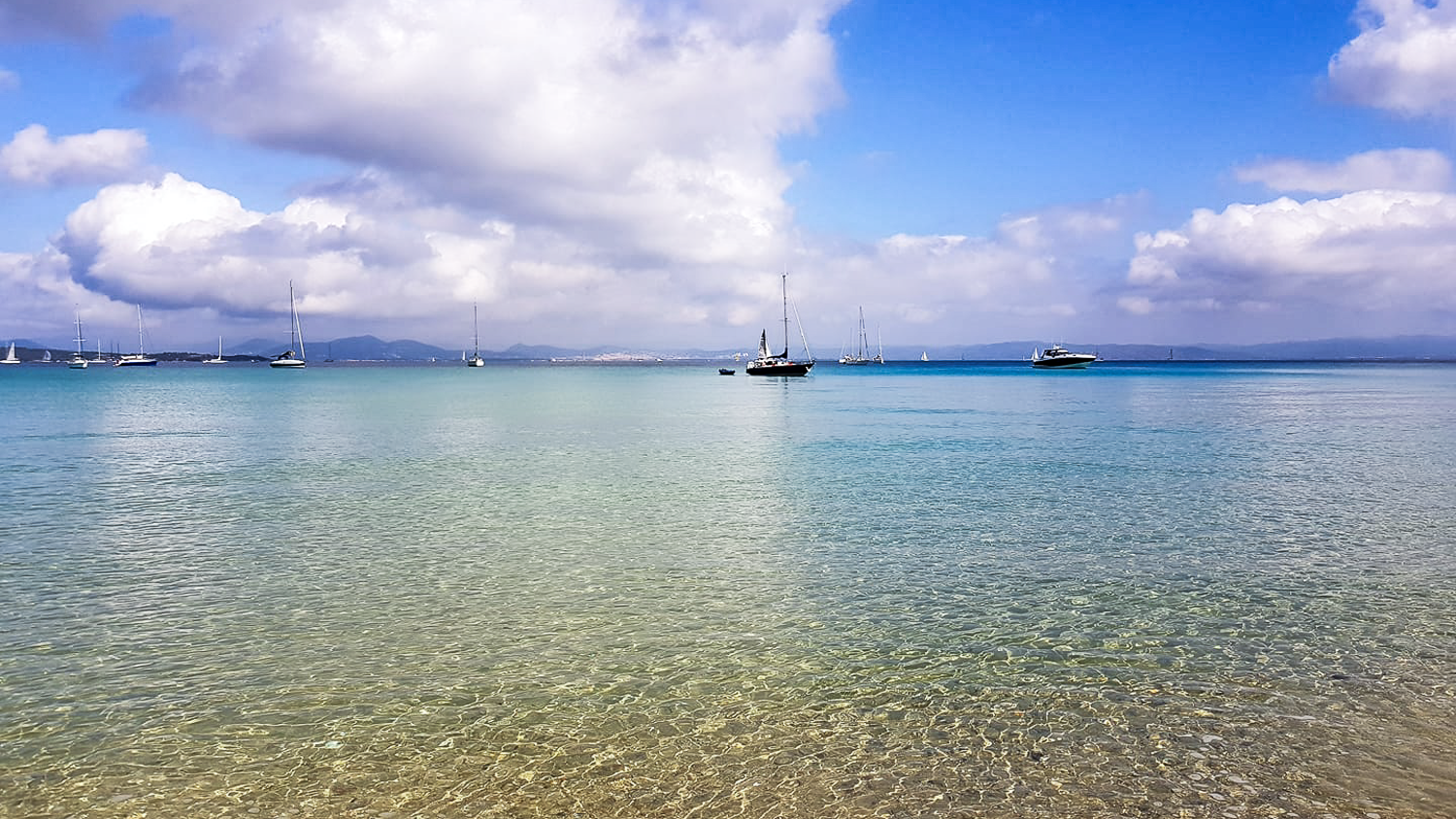 Vue dégagée sur la mer à Porquerolles illustrant l’offre d’accompagnement stratégique Horizon en communication digitale à Montpellier.