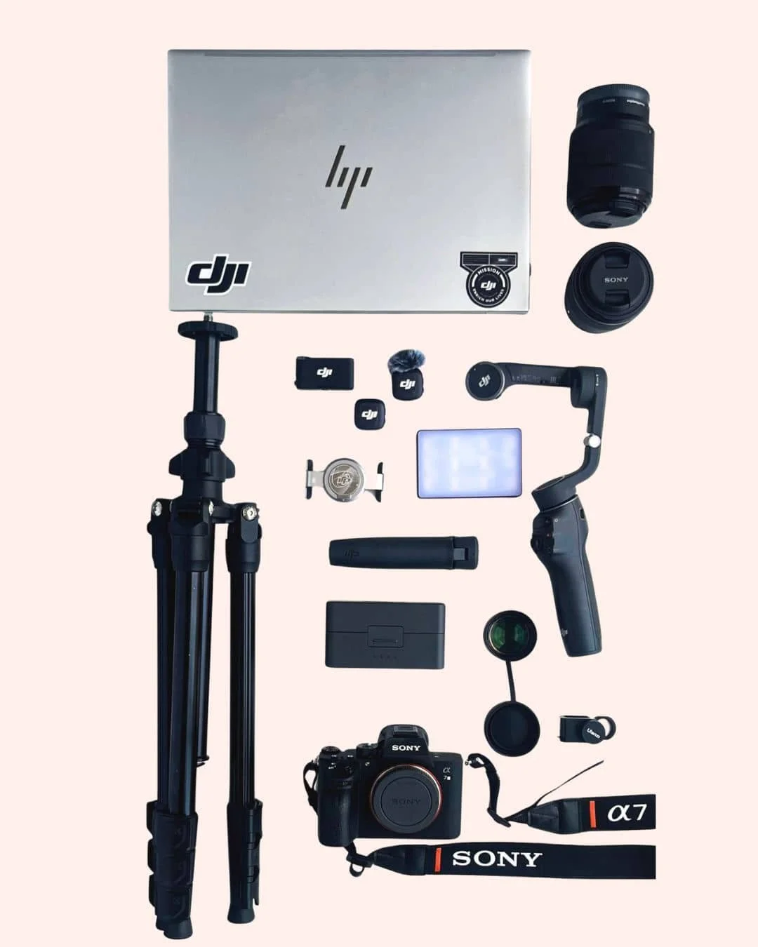 Matériel de photographie, incluant un ordinateur portable, un trépied, un drone DJI, une caméra Sony et divers accessoires.