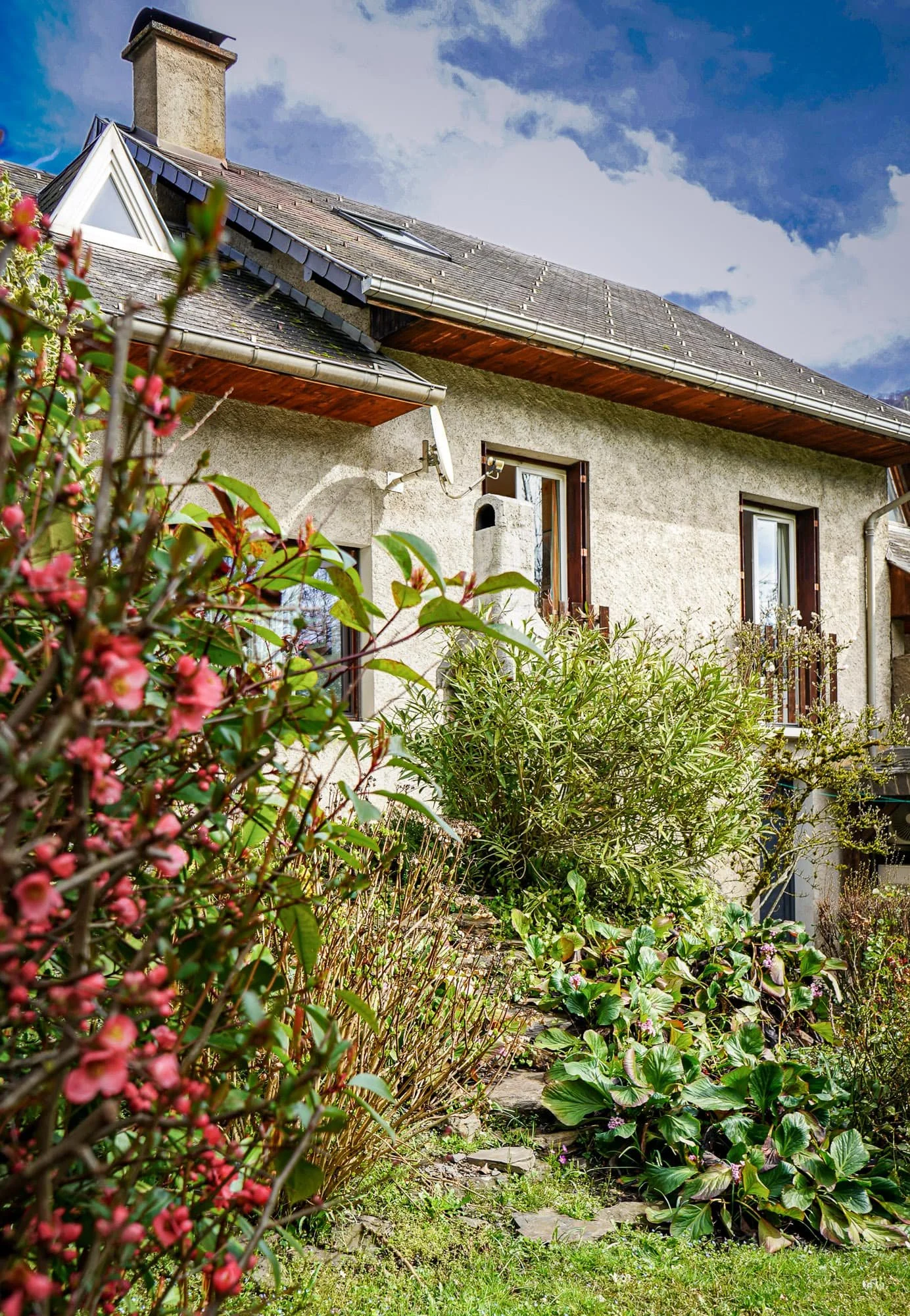 Photographie d’intérieur rustique avec cheminée en pierre réalisée pour la communication digitale d’une entreprise à Montpellier.
