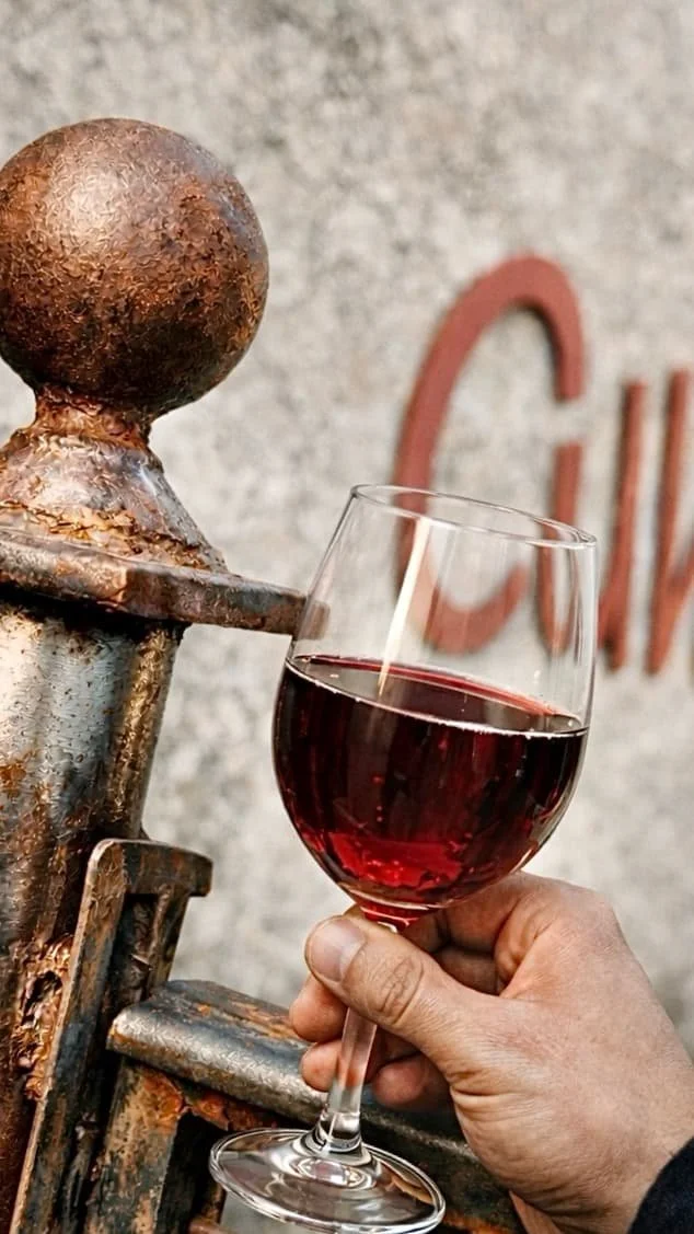 Photographie d’un verre de vin aux Cuves Gourmandes illustrant l’ambiance conviviale d’un lieu.