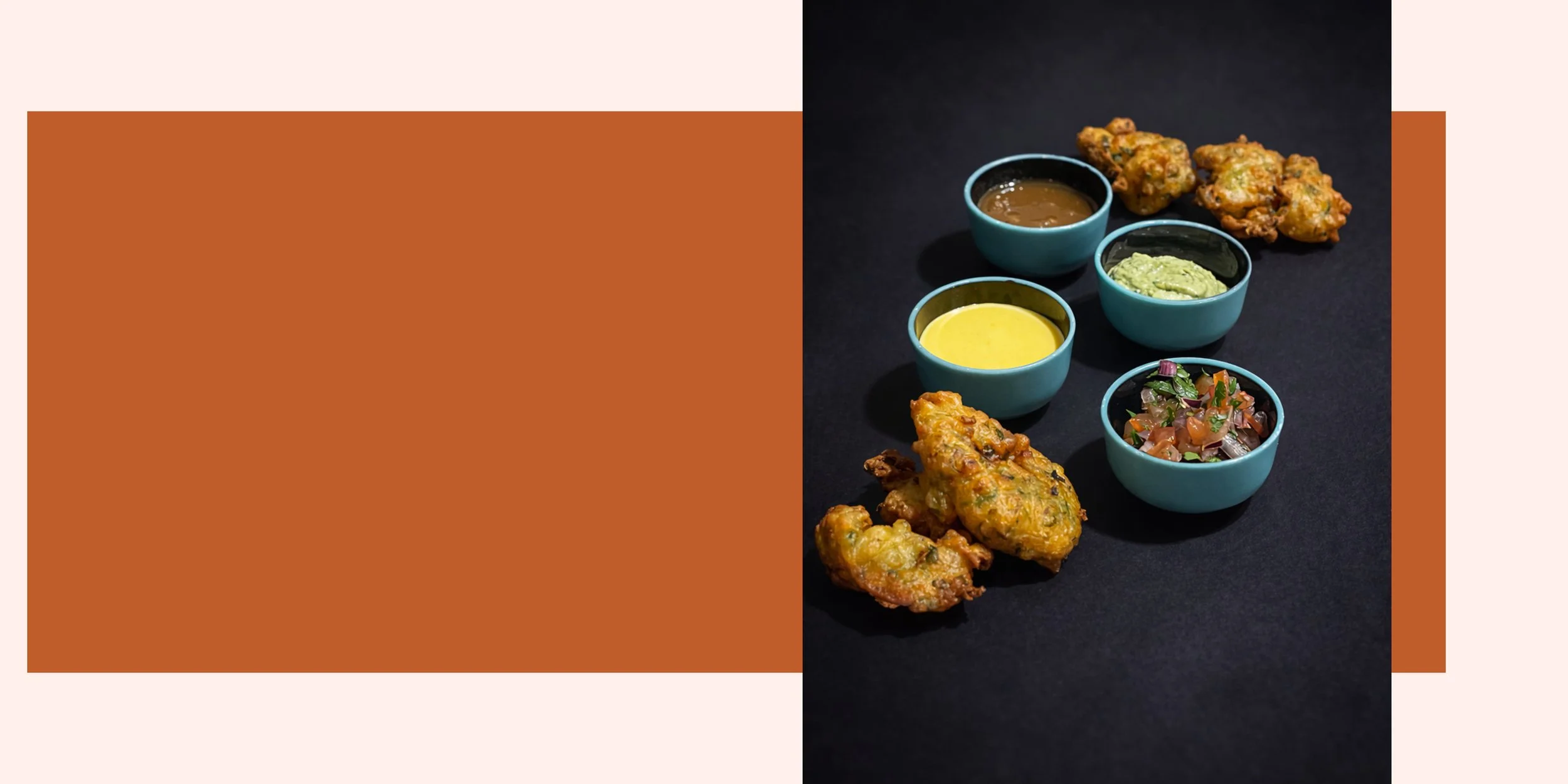 Photographie de beignets et sauces du restaurant Pappadum réalisée pour valoriser un plat dans la communication visuelle d’un restaurant.