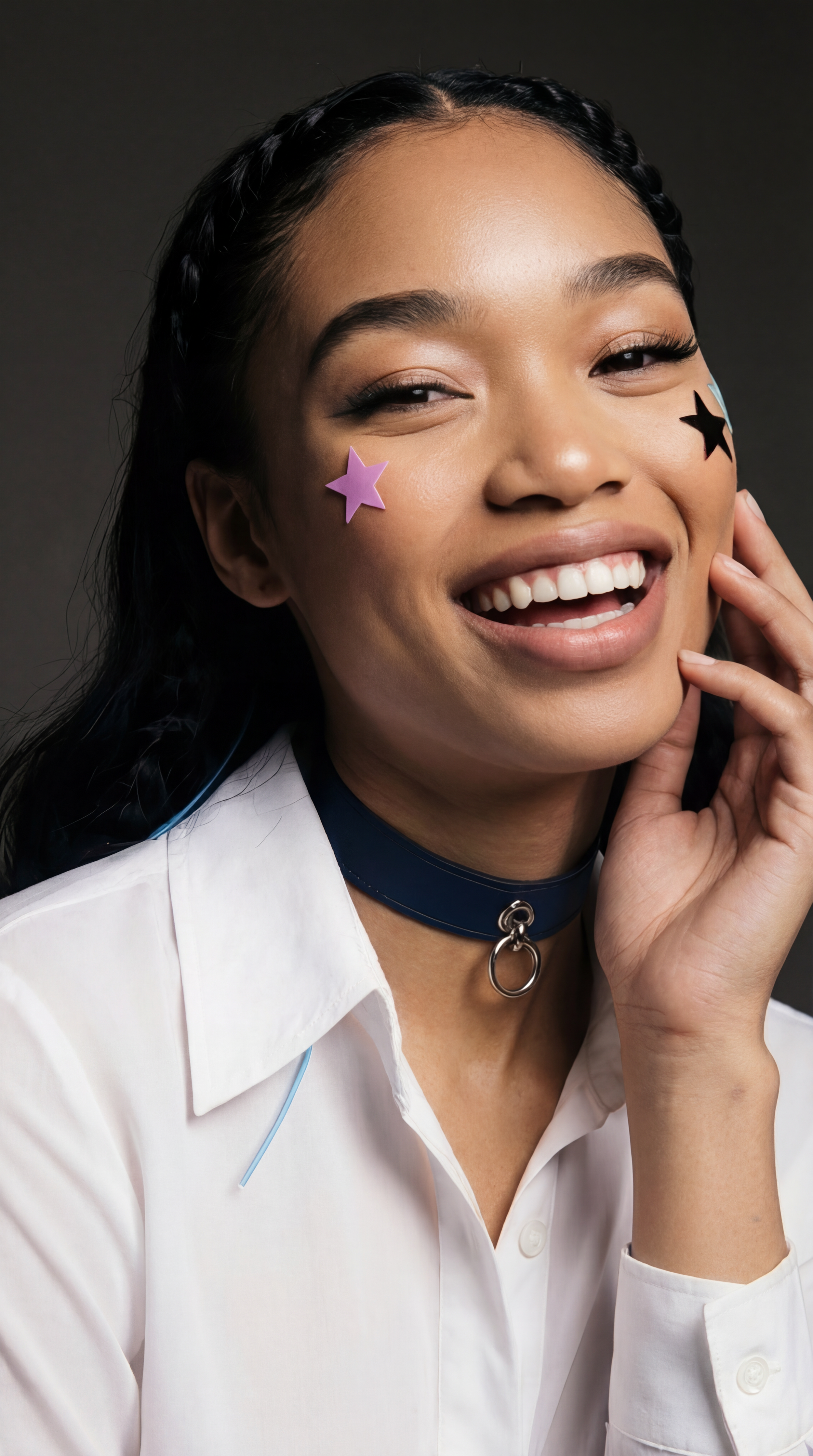 Campagne éditoriale cosmétique – Femme souriante avec autocollants étoiles et collier cuir, image IA et direction artistique par Ramisphere