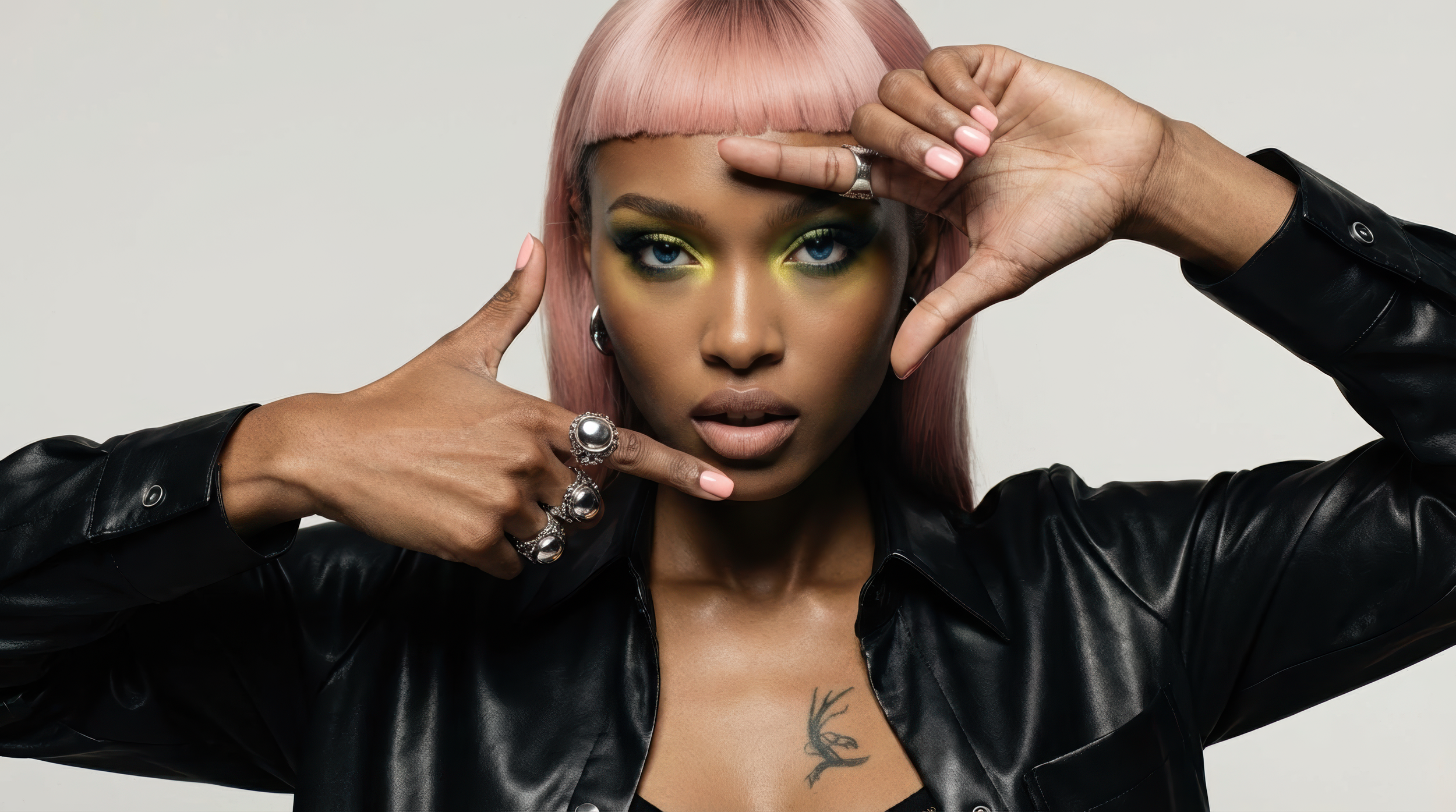 Contenu animé mode – Femme cheveux roses maquillage coloré veste cuir et tatouage cerf, image IA et direction artistique par Ramisphere