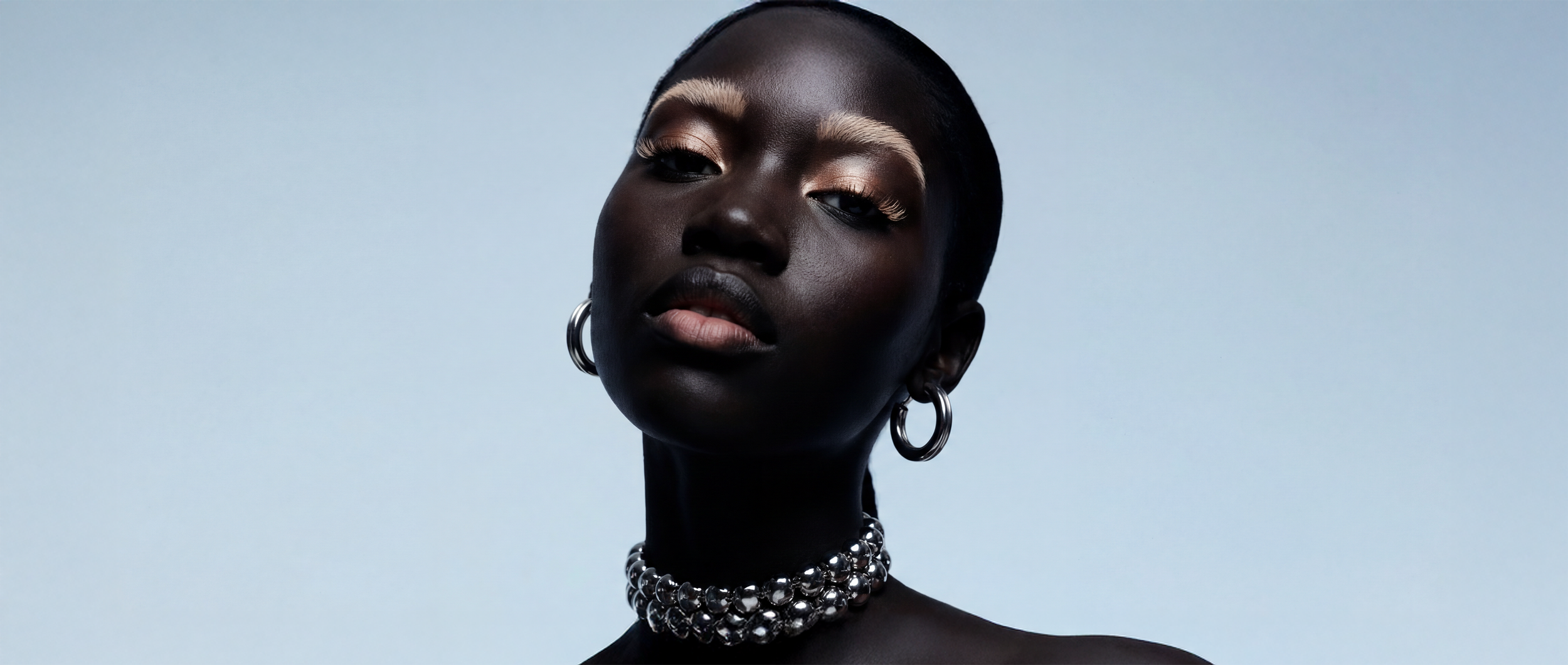 Portrait femme beauté – Bijoux en perles et maquillage élégant, image IA et direction artistique par Ramisphere